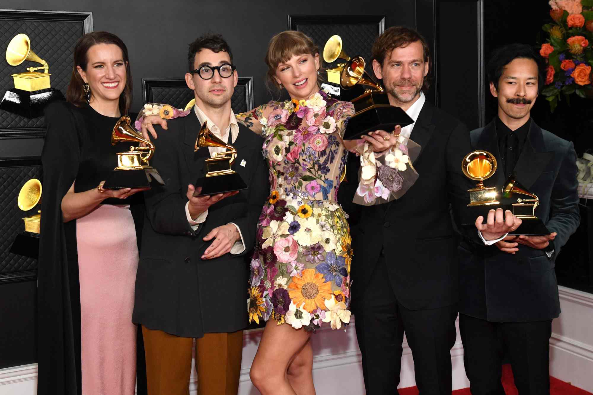 LOS ANGELES, CALIFORNIA - MARCH 14: (L-R) Laura Sisk, Jack Antonoff, Taylor Swift, Aaron Dessner, and Jonathan Low, winners of the Album of the Year award for âFolklore,â pose in the media room during the 63rd Annual GRAMMY Awards at Los Angeles Convention Center on March 14, 2021 in Los Angeles, California. (Photo by Kevin Mazur/Getty Images for The Recording Academy )