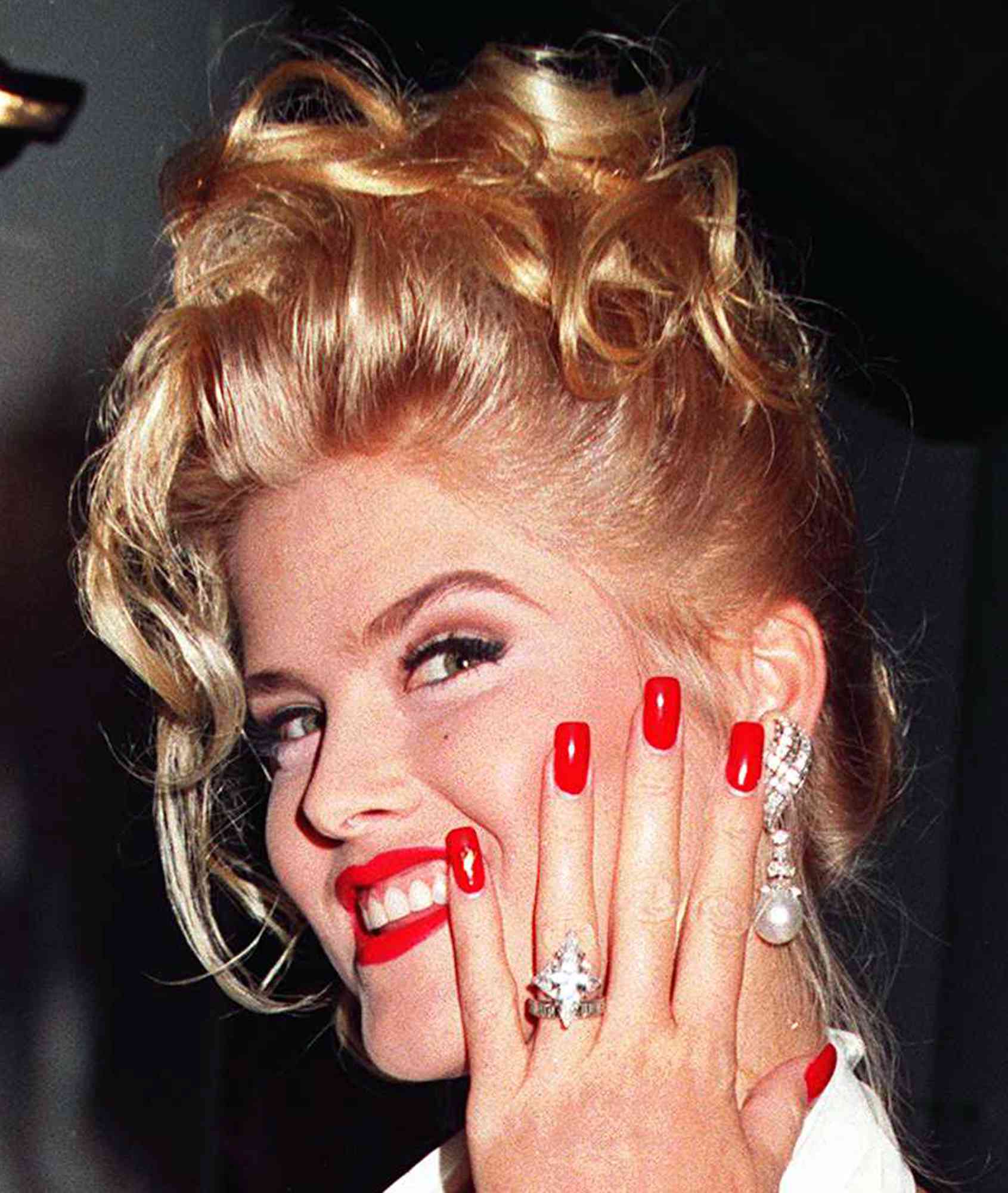 Anna Nicole Smih Shows Off Her New Wdding Ring Given To Her Husband J. Howrd Marshall II