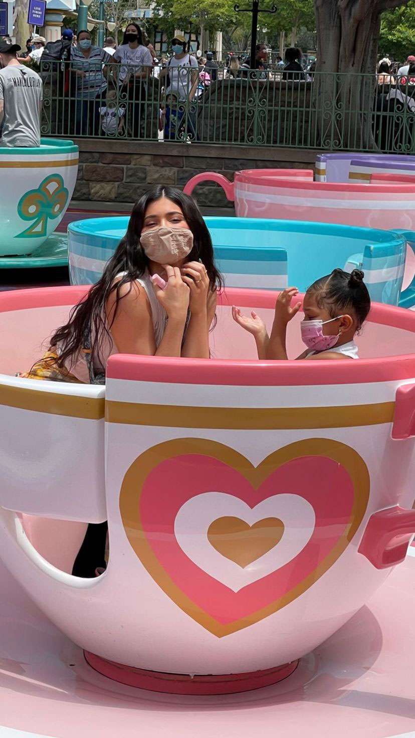 Kylie Jenner, Travis Scott - Disneyland