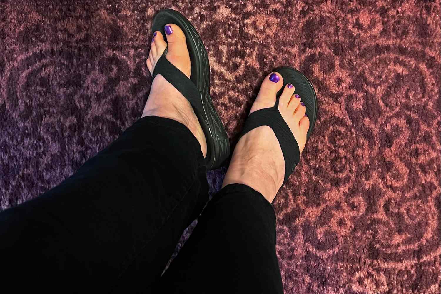 Closeup of feet wearing the Skechers Womens On The Go 600 Sunny Flip Flop on carpet 