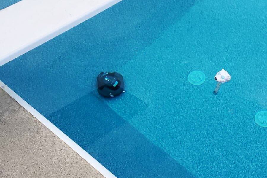 Aiper Seagull SE Cordless Robotic Pool Cleaner near the corner of a pool bottom