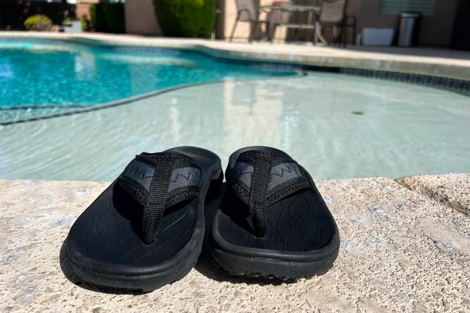 Merrell Women's Hut Ultra Flips placed poolside 