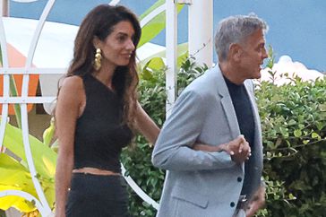 George and Amal Clooney went for a boat tour with some guests in Lake Como this evening, then stopped at Grand Hotel Tremezzo for dinner. Amal looks gorgeous and stylish as ever and George proud of his wife. The group is all smiles and seem to enjoy the surrounding very much.