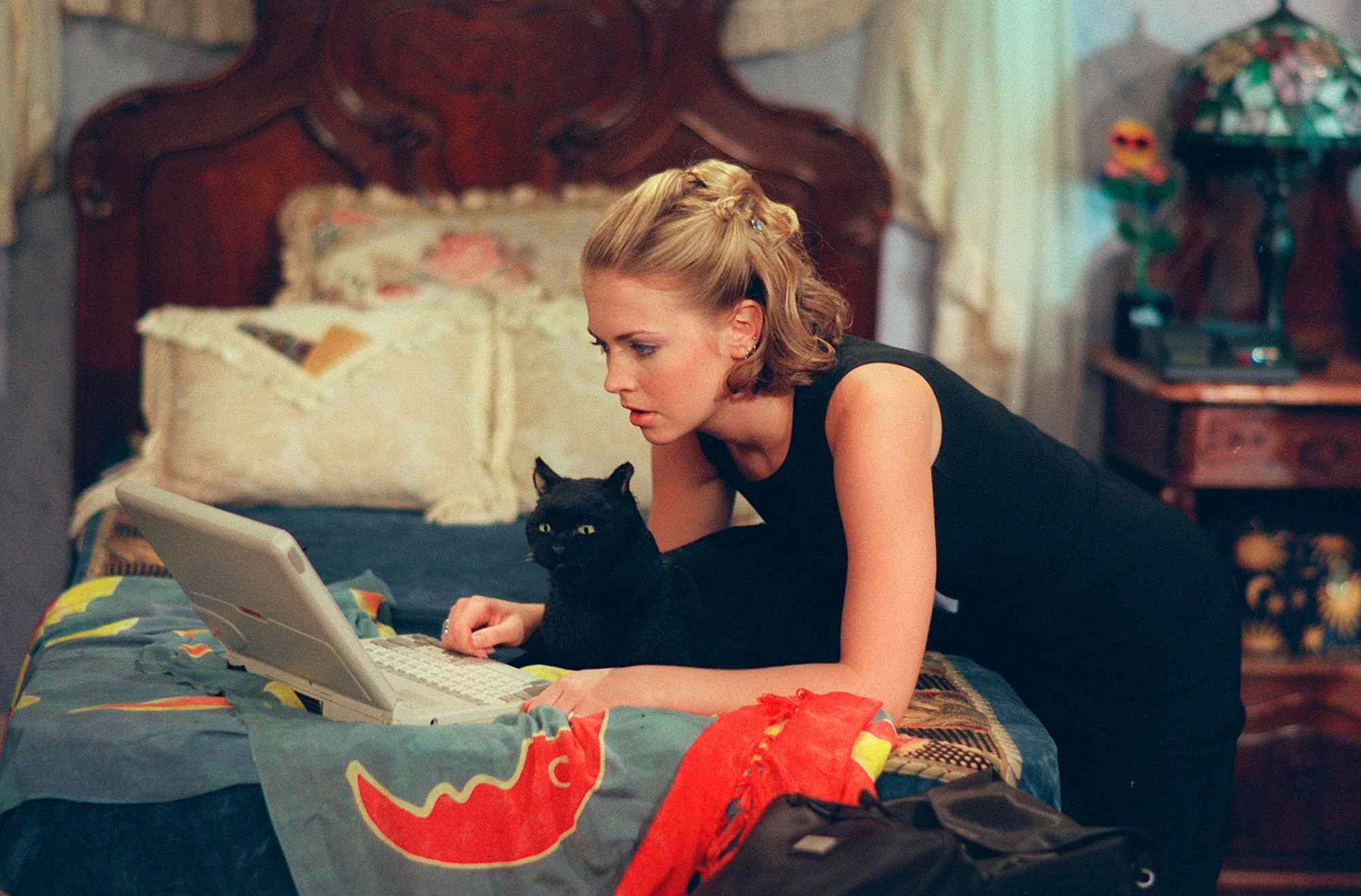 UNITED STATES - SEPTEMBER 25: SABRINA, THE TEENAGE WITCH - "It's a Mad... Mad Season Opener" - Season Three - 9/25/98, After Salem insults an online friend while playing chess, he gets an unexpected visit from the man, looking to do bodily harm to the cat. Melissa Joan Hart (Sabrina) also stars. ,