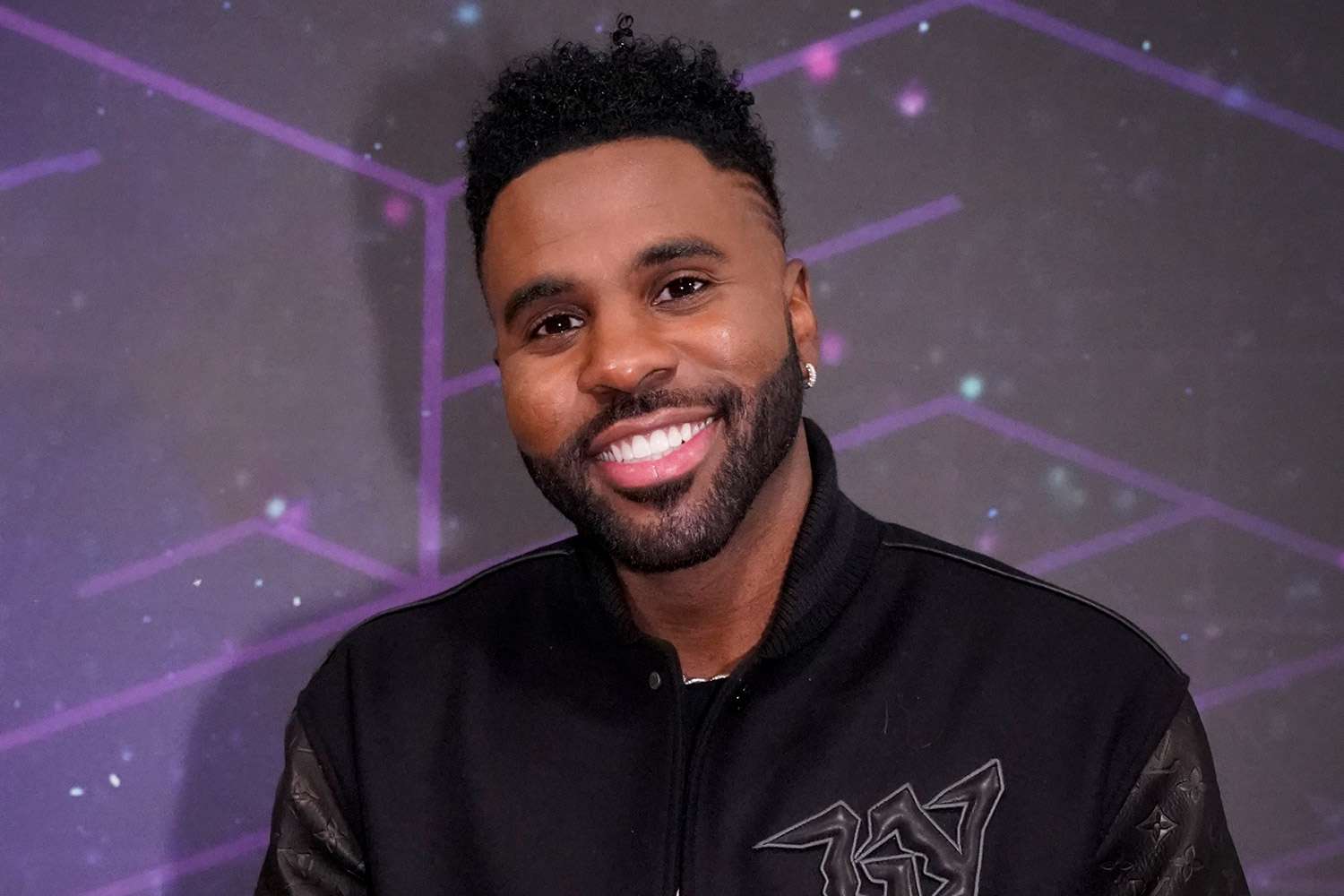 Jason Derulo poses backstage