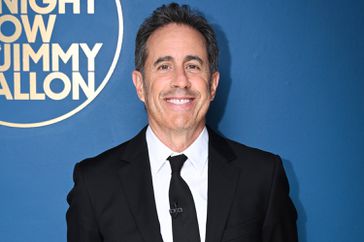  Jerry Seinfeld poses backstage