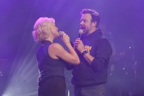 Jason Sudeikis, Hannah Waddingham sing 'Shallow'