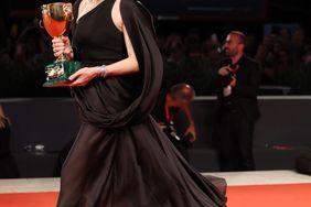 VENICE, ITALY - SEPTEMBER 10: Cate Blanchett poses with the Coppa Volpi for Best Actress for "Tar" during the award winners photocall at the 79th Venice International Film Festival on September 10, 2022 in Venice, Italy. (Photo by Vittorio Zunino Celotto/Getty Images)