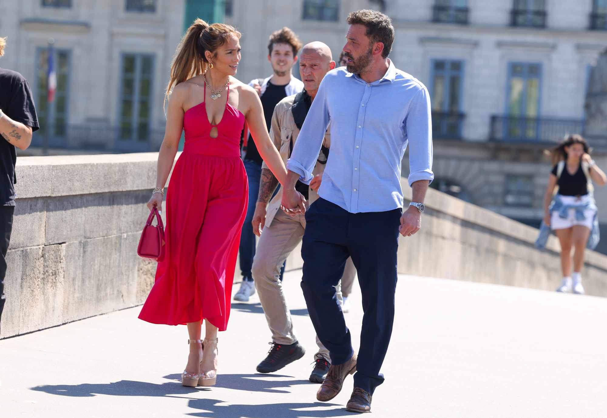 a, FRANCE - JULY 24: Jennifer Lopez and Ben Affleck are seen strolling near the Louvre Museum on July 24, 2022 in Paris, France. (Photo by Pierre Suu/GC Images)