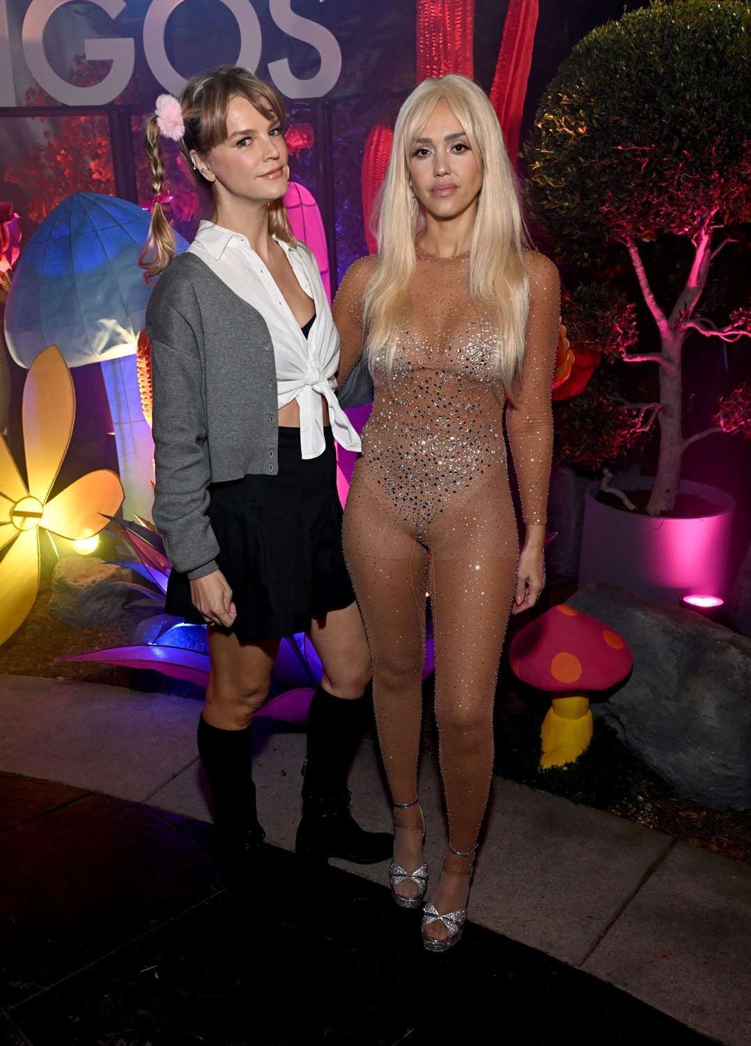  Kelly Sawyer Patricof and Jessica Alba attend the Annual Casamigos Halloween Party on October 27, 2023 in Los Angeles, California.