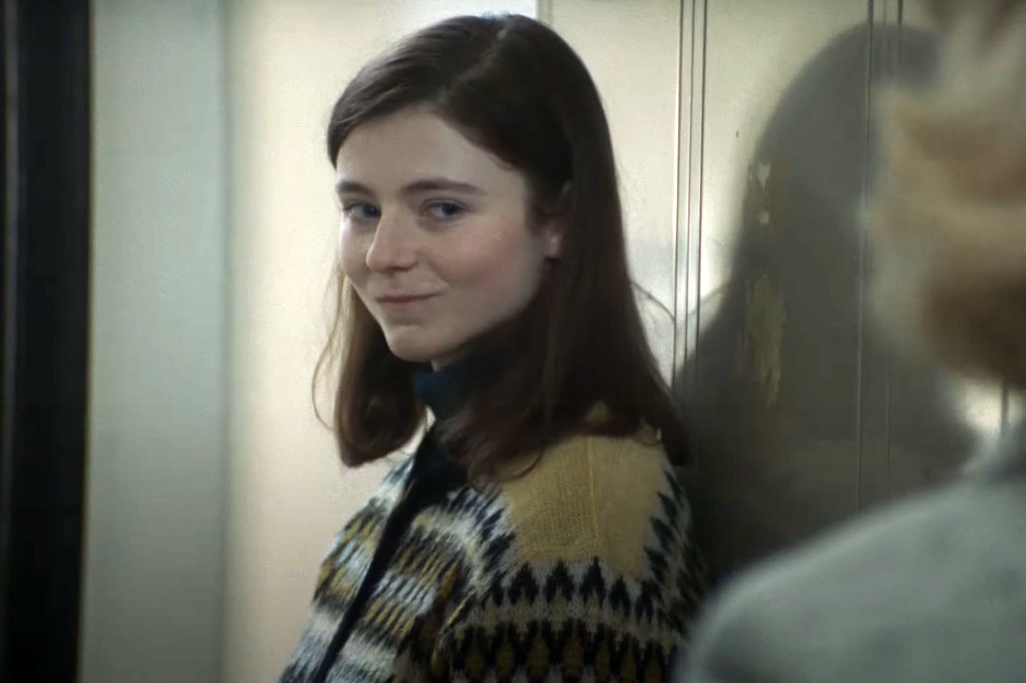 Anne Hathaway and Thomasin McKenzie Star in Trailer for Eileen