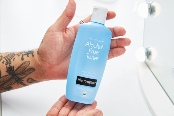 hands holding a bottle of Neutrogena Oil- and Alcohol-Free Facial Toner