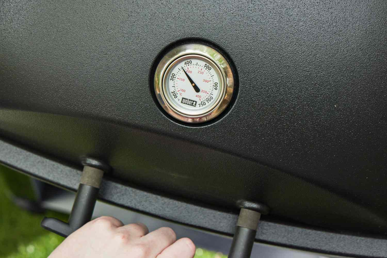 The temperature gauge on the Weber Q 2800N+ Liquid Propane Grill