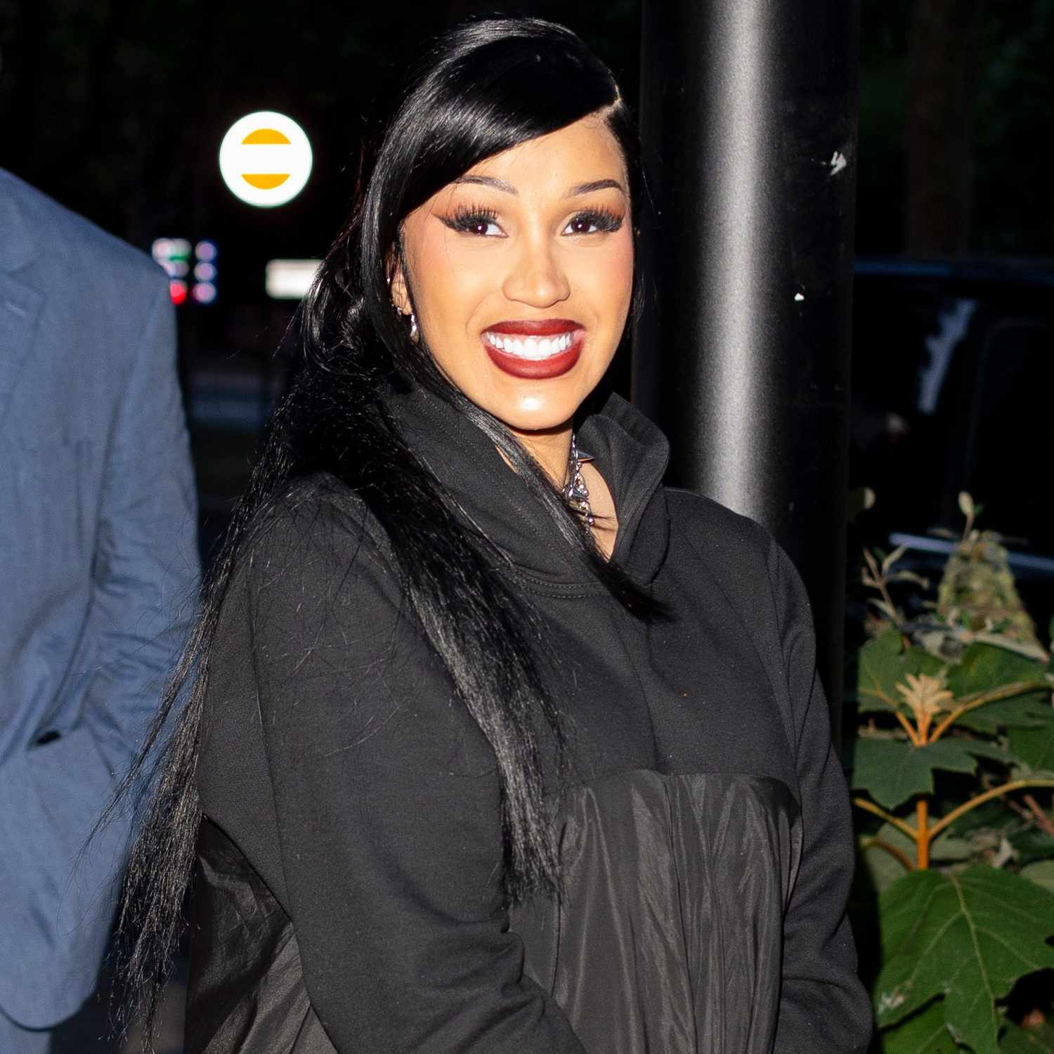 Cardi B and her children arrive at the restaurant in Paris, still without Offset since the Zoo, Offset was very disappointed not to have been able to take his photo with his plate at the Cesar Paris restaurant.