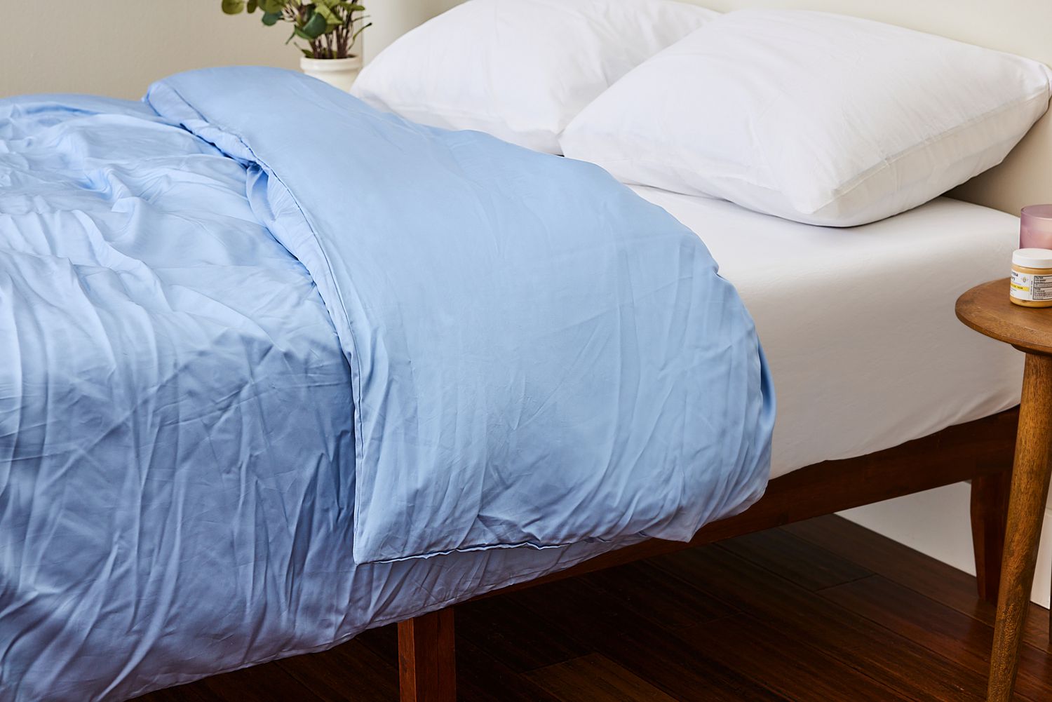 A bed fixed with the Sijo AiryWeight Eucalyptus Duvet Cover