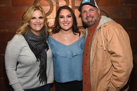 trisha yearwood and garth brooks with daughter allie colleen