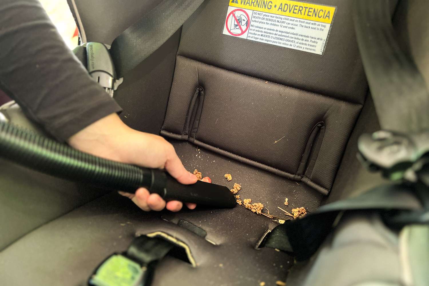 A person using the Lipuws Mini to vacuum their car