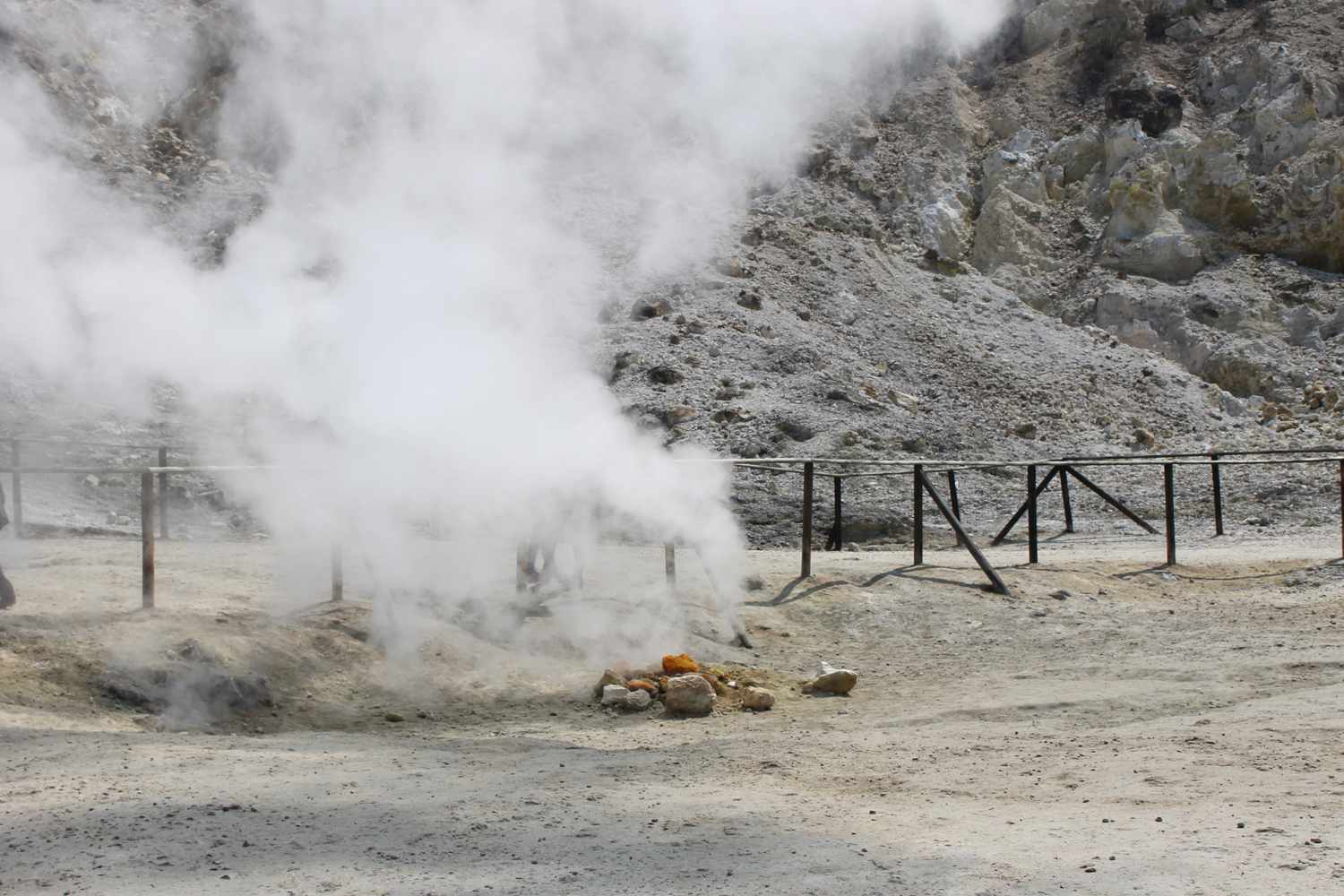 Pozzuoli, the super active volcano of the Campi Flegrei