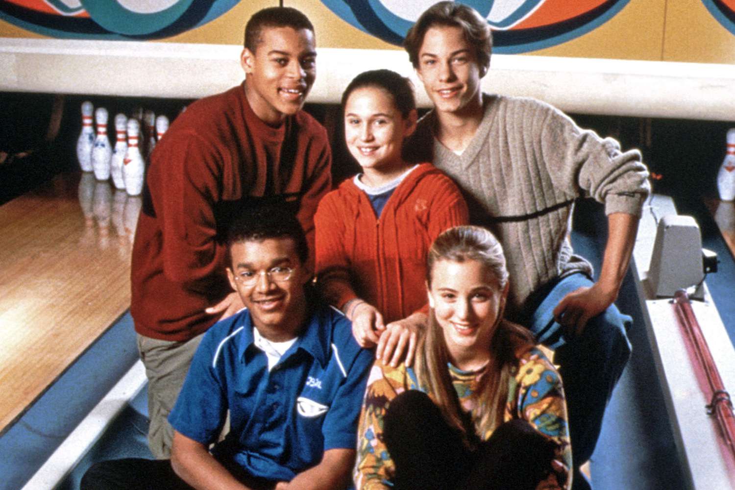 ALLEY CATS STRIKE, (clockwise from left): Robert Ri'chard, Mimi Paley, Kyle Schmid, Kaley Cuoco, Joey Wilcots, 2000. © Rastar Prod. / Courtesy: Everett Collection