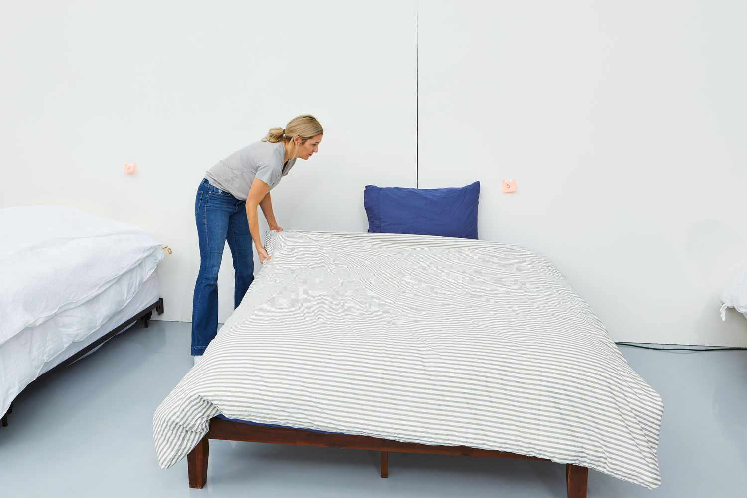 Person adjusting the Jellymoni 100% Natural Cotton Duvet Cover on a bed 