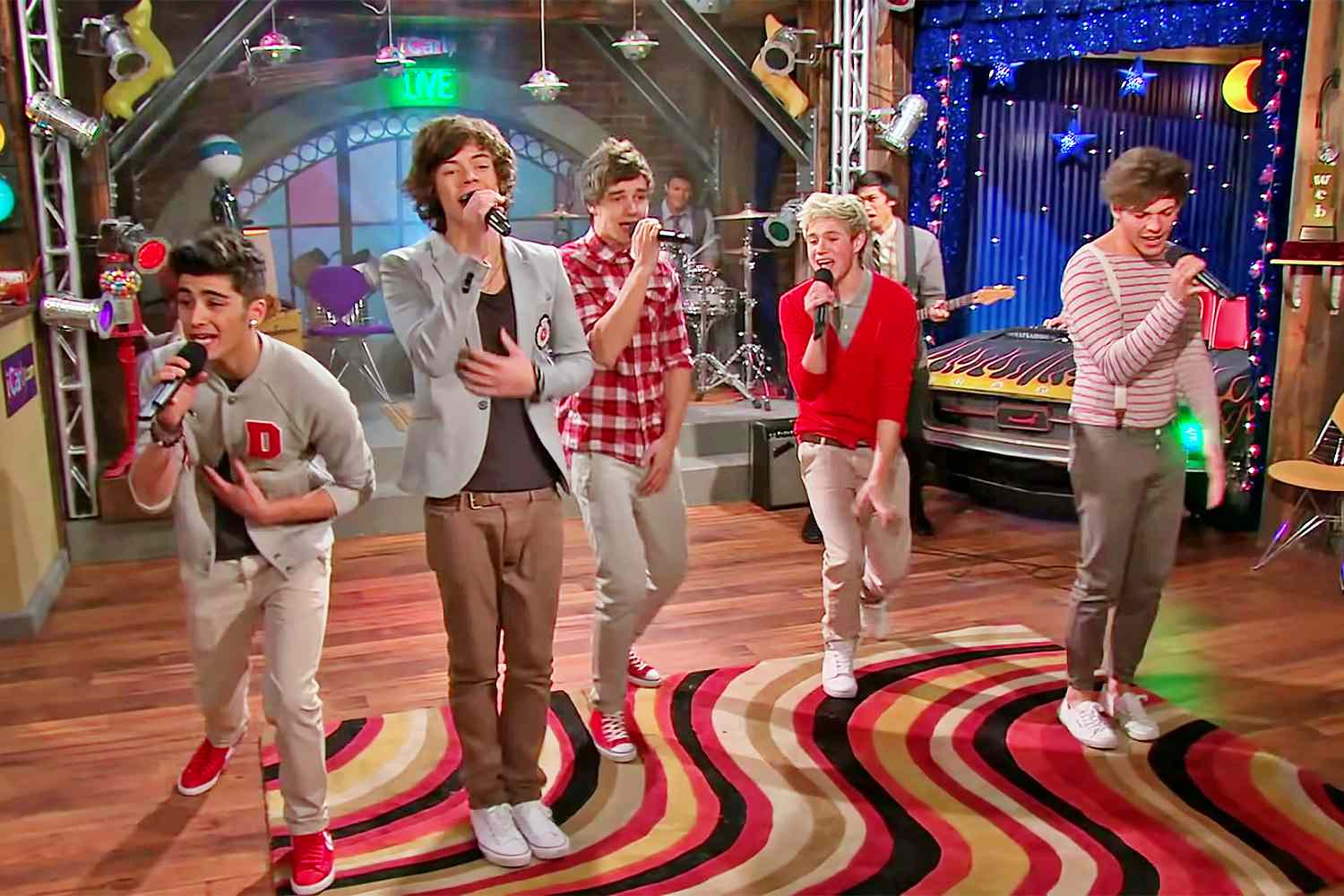 https://www.youtube.com/watch?v=Rb1gT8F3zTQ iCarly Meets One Direction! 🤩 ft. 1D Performing "What Makes You Beautiful" NickRewind