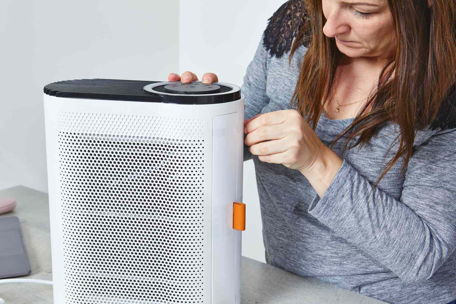 person testing the Aroeve MK04 Air Purifier