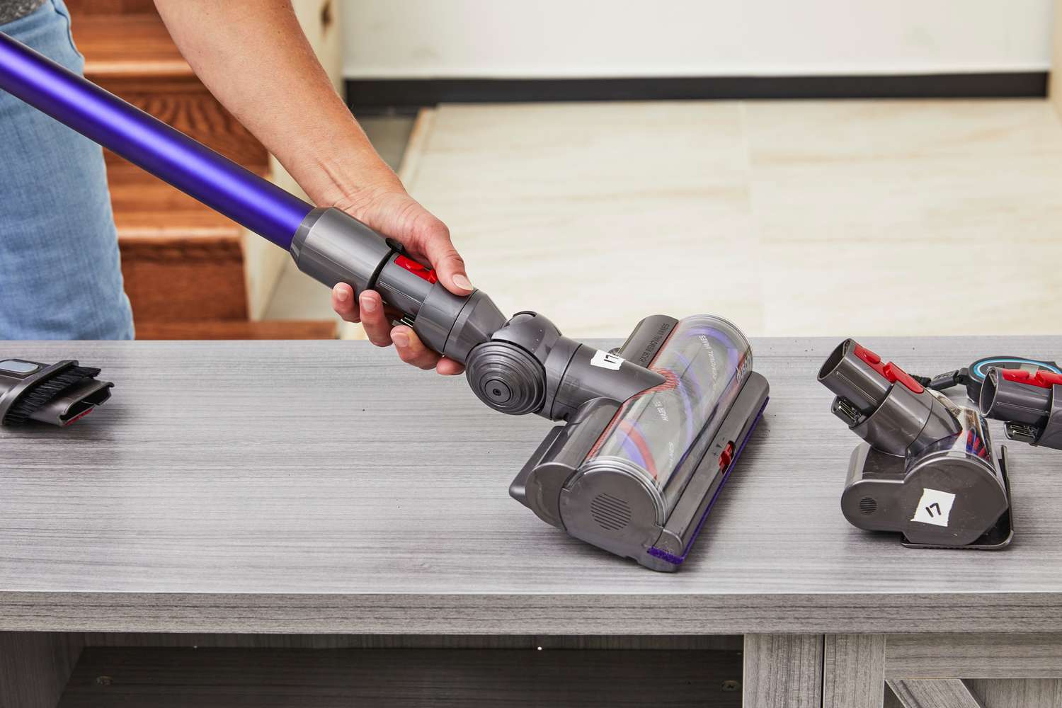 A person attaching the carpet cleaning head of the Dyson Gen5detect