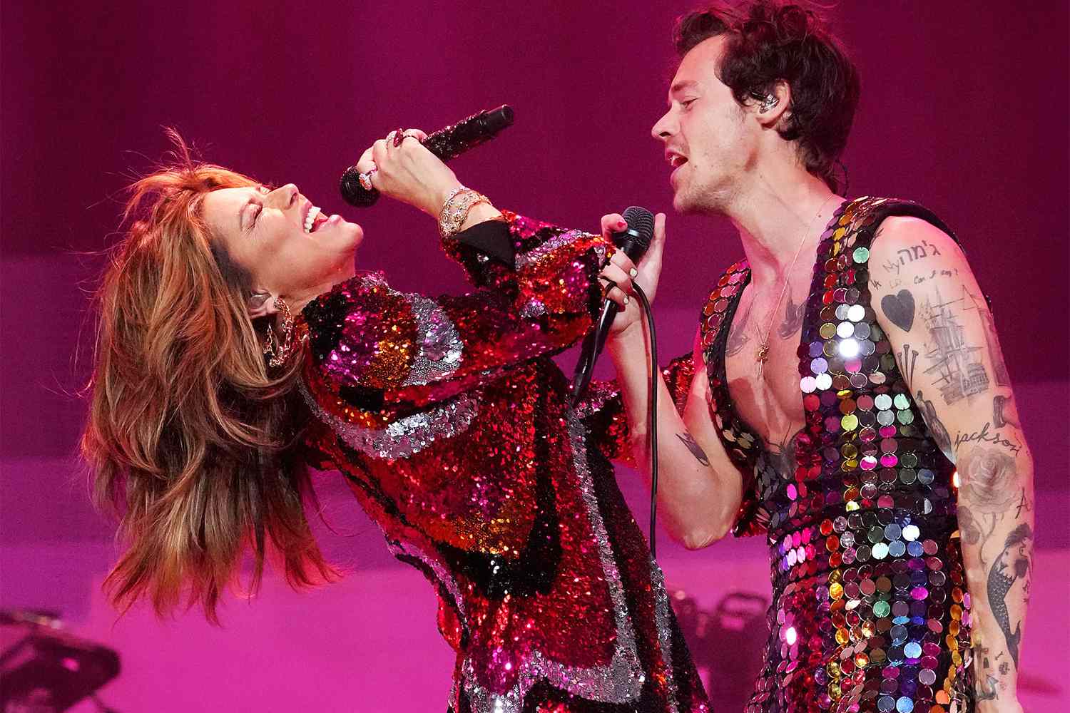 INDIO, CALIFORNIA - APRIL 15: (L-R) Shania Twain and Harry Styles perform onstage at the Coachella Stage during the 2022 Coachella Valley Music And Arts Festival on April 15, 2022 in Indio, California. (Photo by Kevin Mazur/Getty Images for ABA)