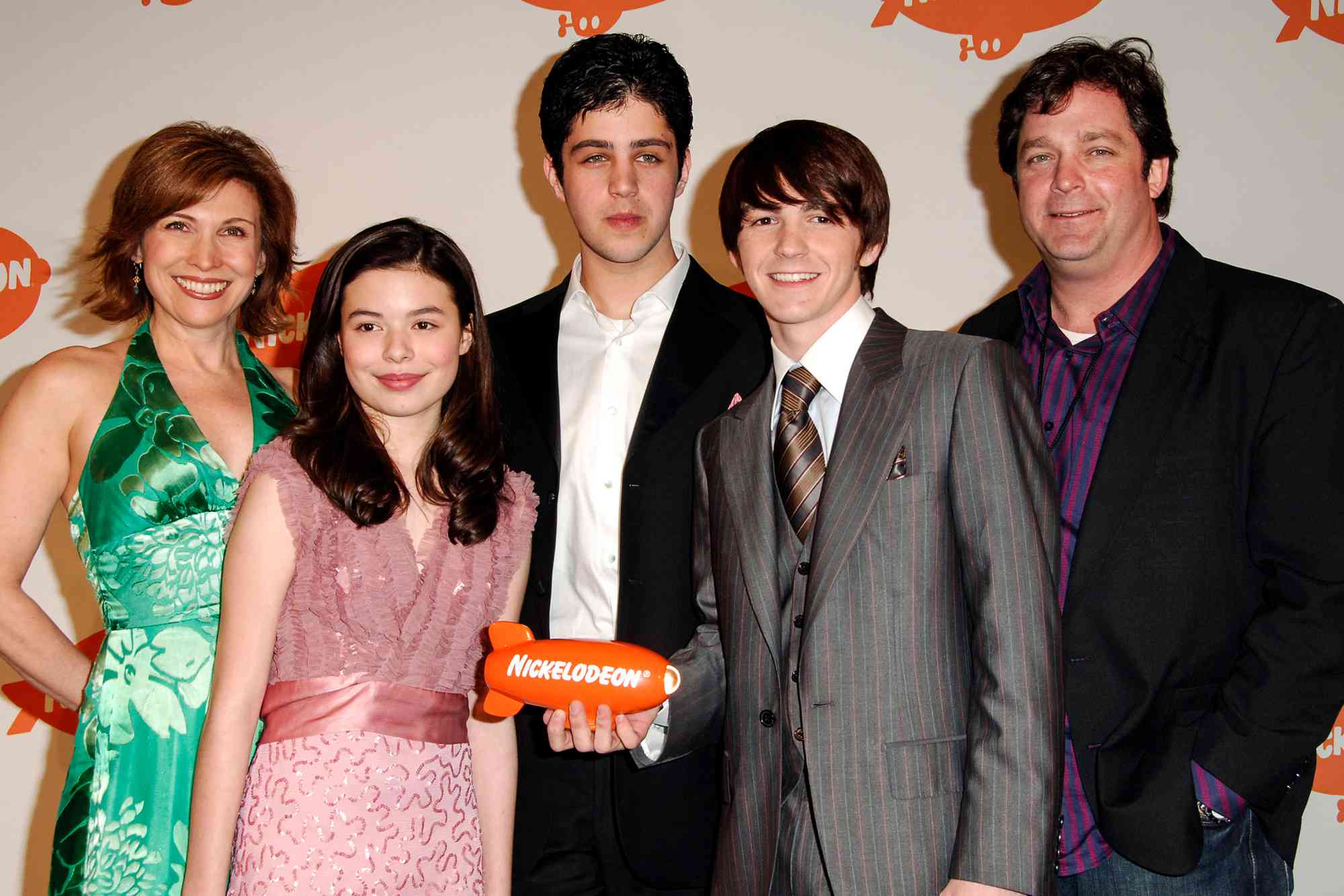 Nancy Sullivan, Miranda Cosgrove, Josh Peck, Drake Bell and Jonathan Goldstein, winners of Favorite TV Show for "Drake & Josh"