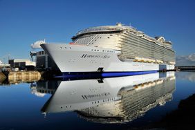 Construction du plus grand paquebot du monde 'Harmony of the Seas' aux chantiers navals STX à Saint-Nazaire