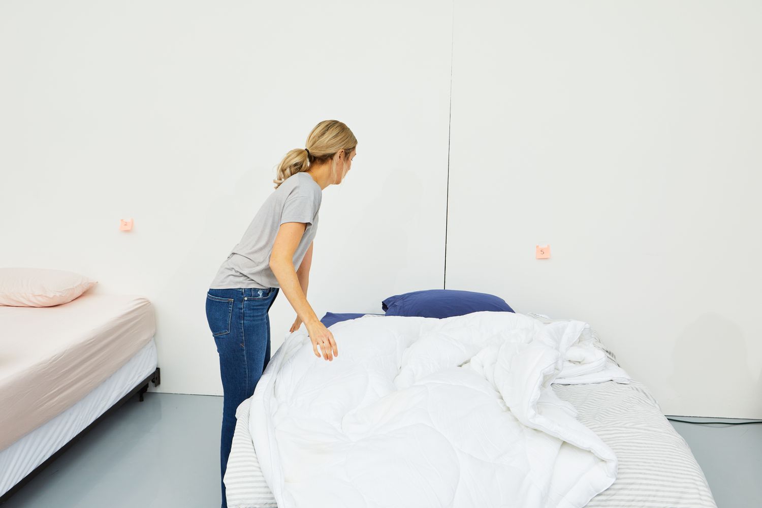 Person spreading out the Jellymoni 100% Natural Cotton Duvet Cover on a bed 