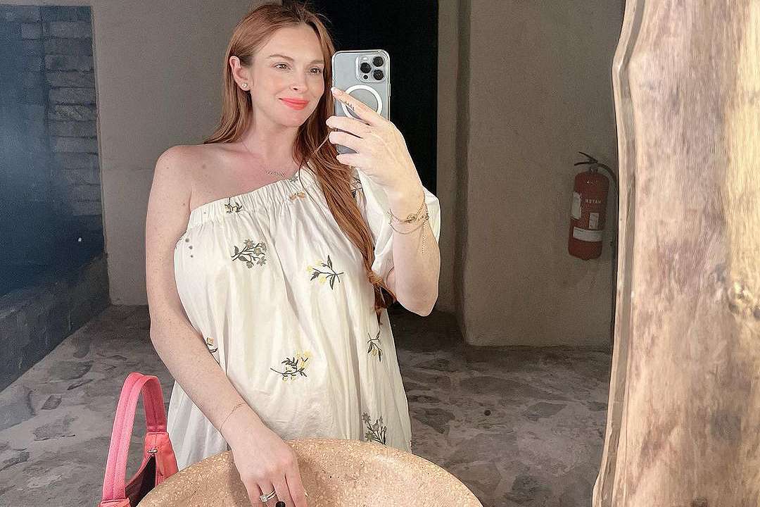 Pregnant Lindsay Lohan Glows in Mirror Selfie: Happy Monday!