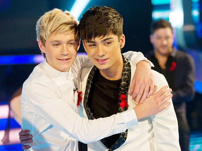 AHH LOOK AT ZAYN AND NIALL IN WHITE SUITS!