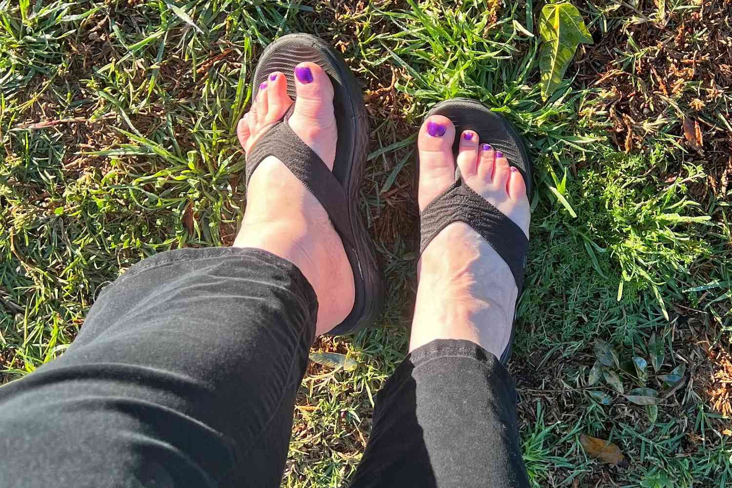 Skechers Womens On The Go 600 Sunny Flip Flop being worn by a person on the grass