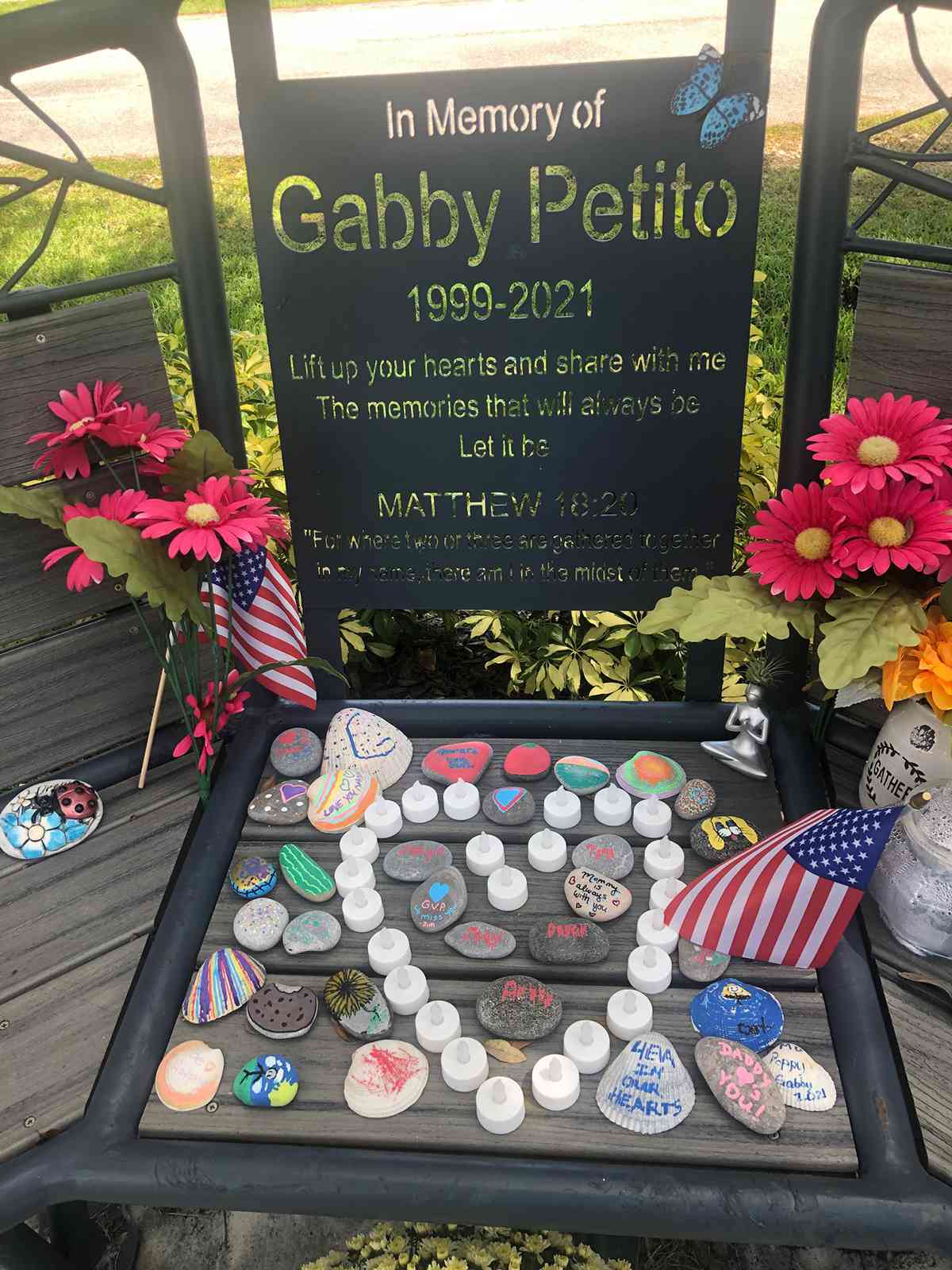 Florida: A new Bench in North Port City Center park memorializes Gabrielle Petito. Inaugurated in November 2021.