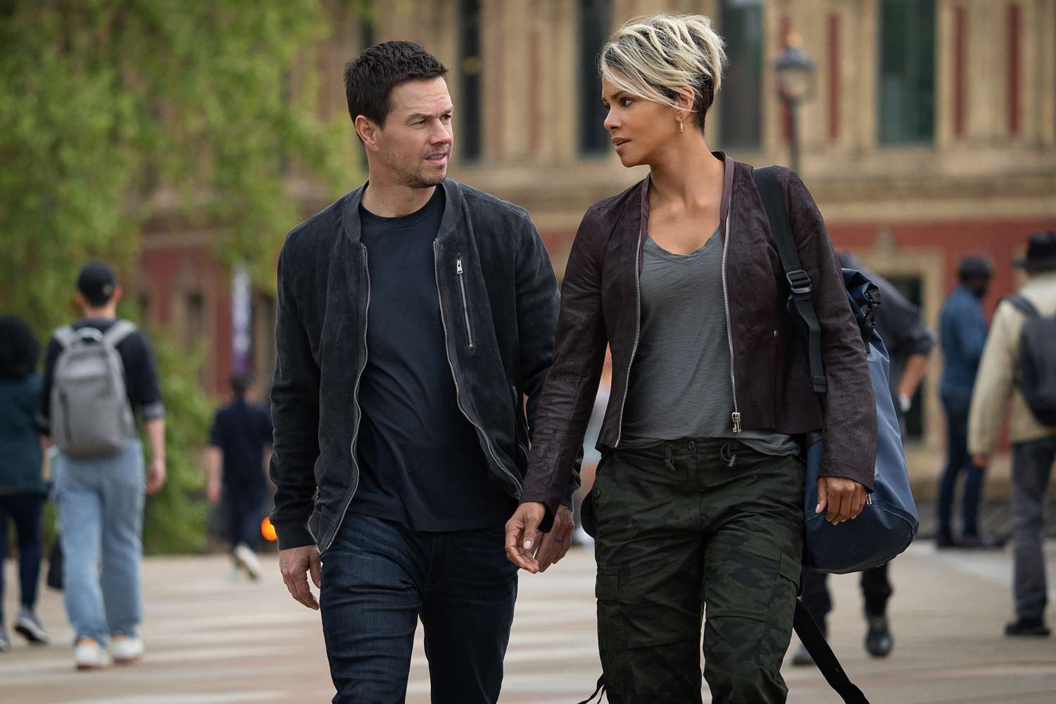 Mark Wahlberg as Mike (Producer) and Halle Berry as Roxanne in The Union