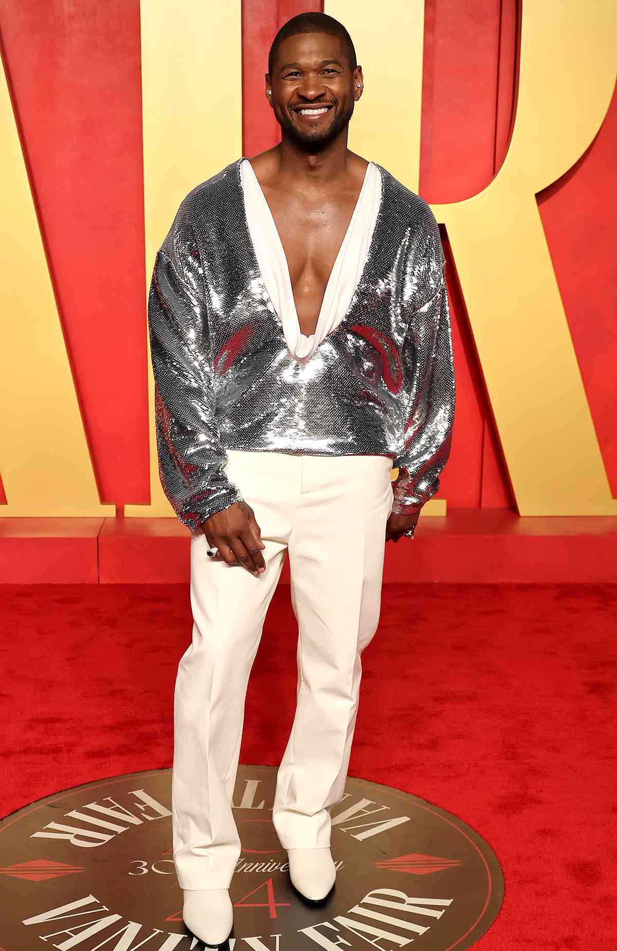  Usher attends the 2024 Vanity Fair Oscar Party Hosted