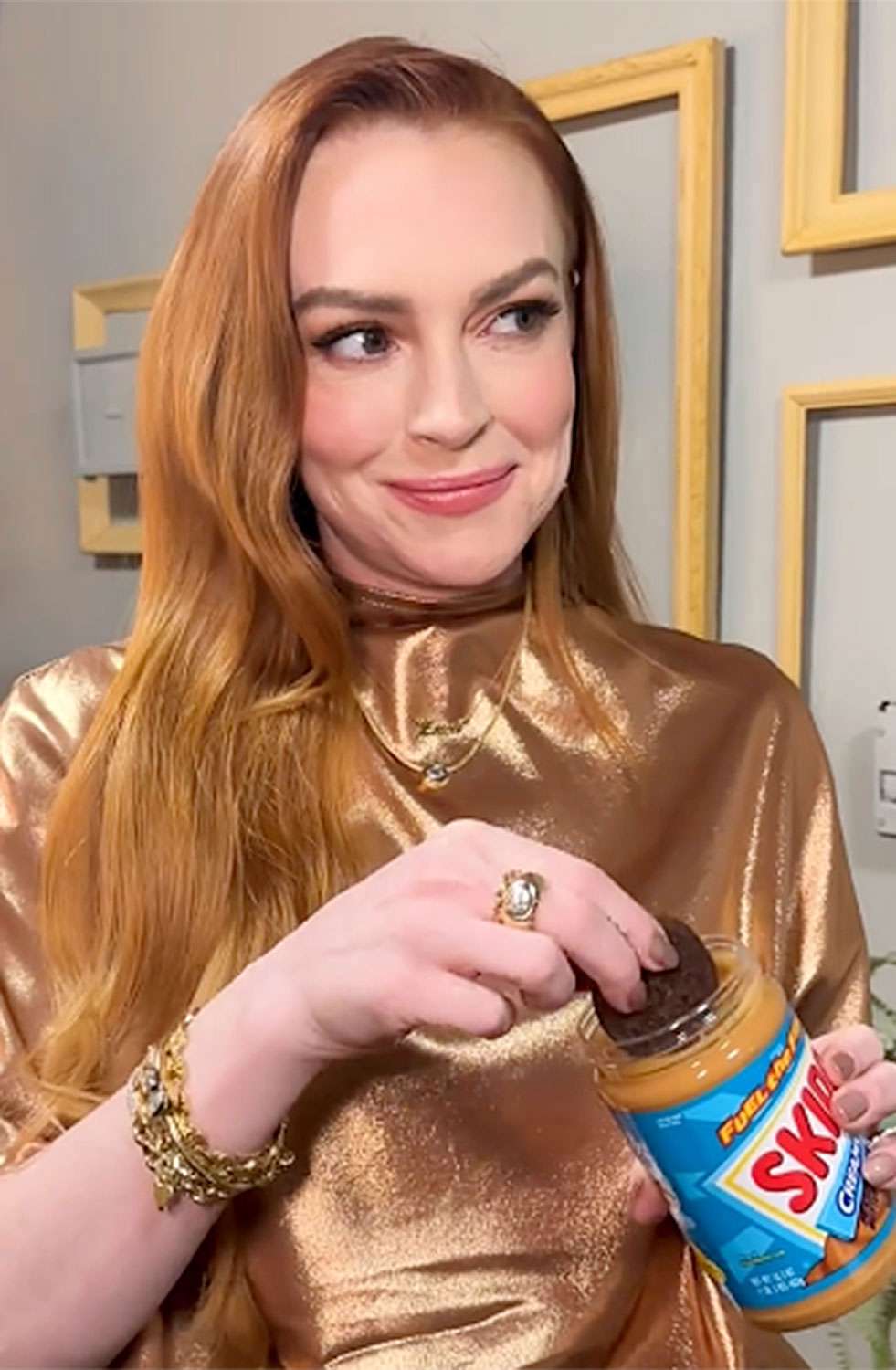 indsay Lohan Gets Back Into Character as Parent Trap Twins for Late Night Sketch - Complete with Peanut Butter and Oreos https://www.tiktok.com/@fallontonight/video/7342688169210465579