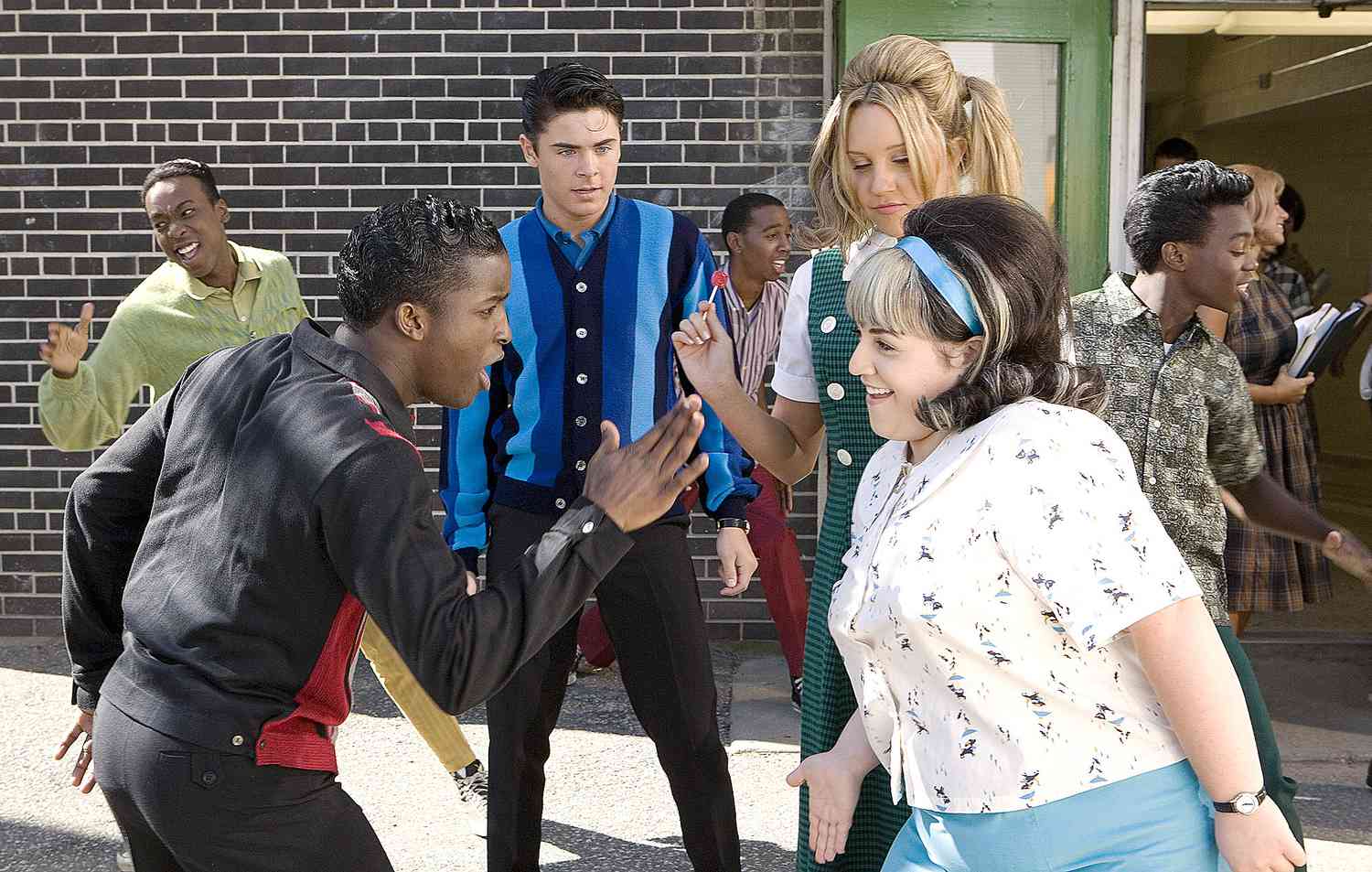 HAIRSPRAY, Elijah Kelley (front left), Zac Efron (center, left, rear), Amanda Bynes (rear right center), Nikki Blonsky (front right), 2007.