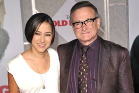 Zelda Williams and Robin Williams arrive at the "Old Dogs" Premiere at the El Capitan Theatre on November 9, 2009 in Hollywood, California