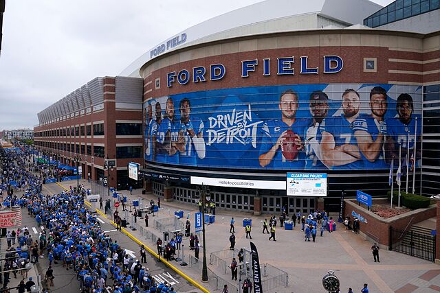 Un tiroteo fatal de desarrollo a las afueras del Ford Field el domingo por la tarde.