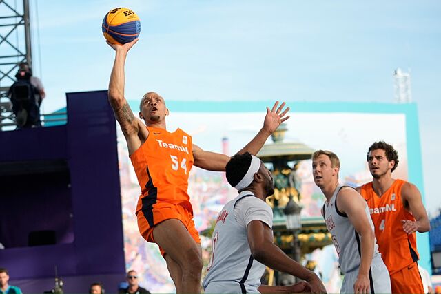 Worthy de Jong (54) shoots over Kareem Maddox (9) and Canyon Barry (6).