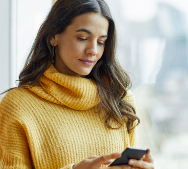 Woman paying her car insurance bill on her smartphone.