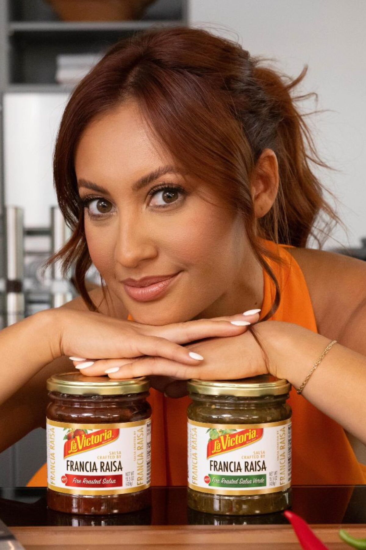 Francia Raísa holding La Victoria salsa