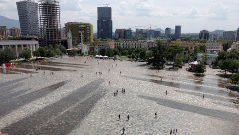 piata centrala in tirana