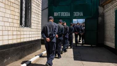 Prizonieri de război ruși într-o închisoare din Lviv, Ucraina se plimbă într-o curte interioară a închisorii