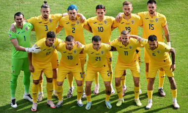 26 June 2024, Hesse, Frankfurt/M.: UEFA Euro 2024, European Championship, Slovakia - Romania, preliminary round, Group E, match day 3, Frankfurt Arena, the Romanian players lined up for the team photo before the match. Photo: Torsten Silz/dpa