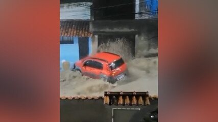 Forte chuva provocou alagamentos em São Gonçalo, com ruas inundadas e água invadindo casas