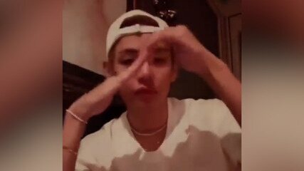 Taehyung, do BTS, escuta 'Só tinha de ser com você', de Tom Jobim, em live