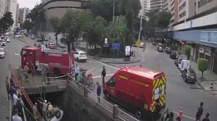 Carro cai no Rio Maracanã, na Tijuca, e fica com as rodas para cima​